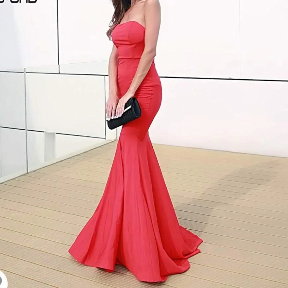 Jessica Rabbit-esque red dress! - Picture 7 of 8